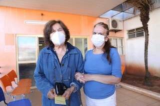 Edna Campos, com sua filha, após vacinação contra gripe (Foto: Paulo Francis)