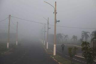 Nevoeiro em Dourados, registrado por volta das 6h, desta segunda-feira (Foto: Helio de Freitas)