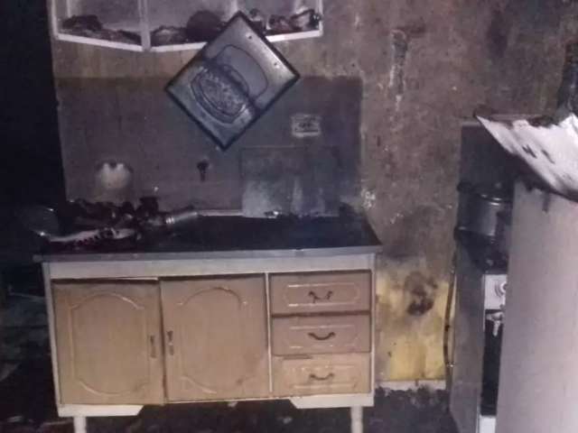 Depois de carro incendiado, homem tem casa destru&iacute;da pelo fogo 