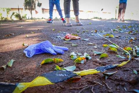 Homem &eacute; assassinado a facadas em rua escura e sem movimento