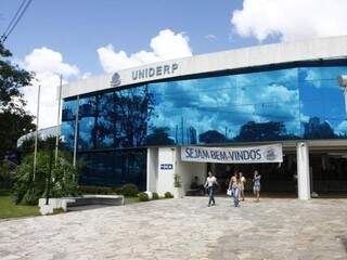Uniderp oferece as aulas de forma presencial desde o final de março (Foto: Arquivo/CGNews)