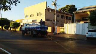 Caminhão desinfecta rua de Guia Lopes da Laguna (Foto: Divulgação)