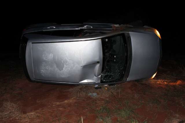 Motorista perde controle de carro e capota em cruzamento