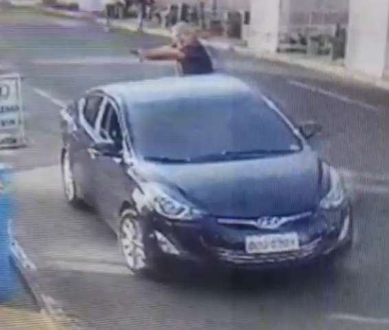 V&iacute;deo mostra momento em que atirador acerta v&iacute;tima em conveni&ecirc;ncia 