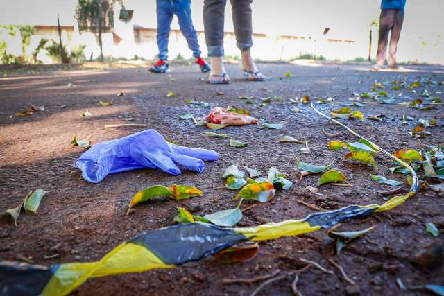 Homem &eacute; assassinado a facadas em rua escura e sem movimento