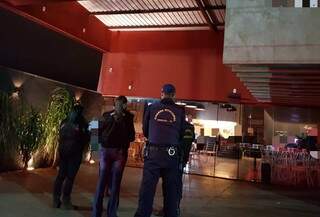 Guardas durante fiscalização do toque de recolher em Dourados; restrição começa mais cedo a partir de hoje (Foto: Divulgação)