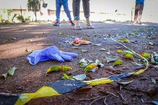 Hoje de manhã no local onde ocorreu o crime havia manchas de sague e luvas que foram usadas pelos socorristas(Foto: Henrique Kawaminami) 