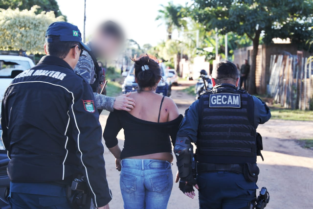 Briga termina com mulher ferida a tiro, espancamento e carro apedrejado