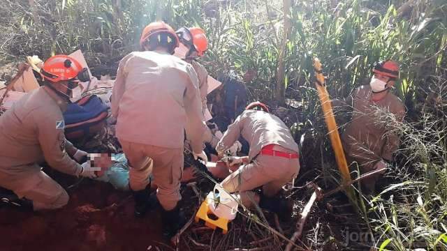 Adolescente de 13 anos &eacute; resgatado ap&oacute;s cair de barranco dentro de lix&atilde;o