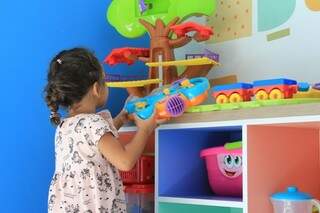 Crianças têm brinquedos disponíveis em abrigos, mas acolhimento em ambiente familiar é mais eficiente (Foto: Arquivo/Campo Grande News)