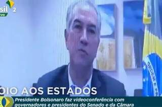 O governador Reinaldo Azambuja durante a reunião virtual da semana passada com o presidente Jair Bolsonaro. (Foto: Reprodução TV Brasil)