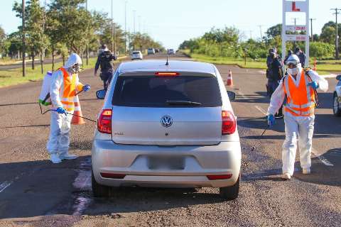 Na estreia de barreira sanit&aacute;ria, PRF prende dupla com carro roubado 