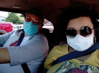 Indo às compras, Israel e Mayara se protegem usando máscara. (Foto: Arquivo pessoal)