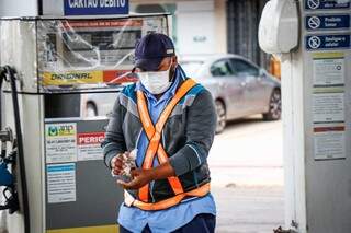 Frentista trabalha de máscara, item de proteção à covid (Foto: Henrique Kawaminami)