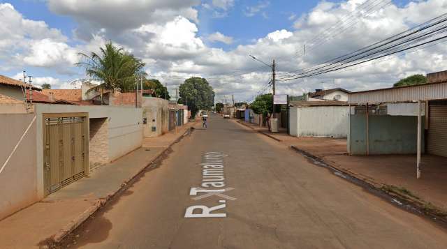 Homem esfaqueado &eacute; encontrado ca&iacute;do na rua e morre na Santa Casa