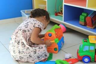 Criança brinca em um dos abrigos mantidos em Mato Grosso do Sul. (Foto: Arquivo Campo Grande News)