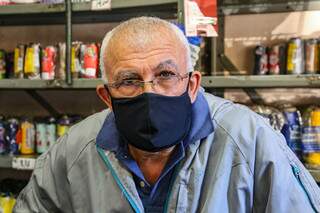 Juracy é comerciante, no Centro, e apesar da necessidade de continuar trabalhador, se protege como pode (Foto: Kísie Ainoã)