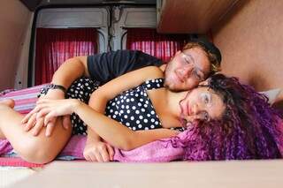 Abraçados, Pedro e Ana descansam na cama que tem dentro do veículo. (Foto: Arquivo pessoal)
