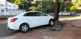 O carro permaneceu ligado depois da colisão (Foto: Vinicius Santana/Direto das ruas)