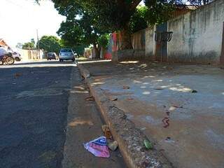 No dia seguinte ao crime ainda era possível ver manchas de sangue na calçada da casa (Foto: Arquivo)