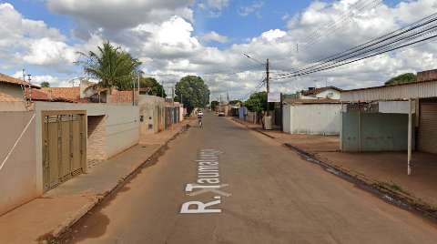 Homem esfaqueado é encontrado caído na rua e morre na Santa Casa