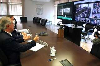 Governador Reinaldo Azambuja (PSDB) durante reunião entre governadores e presidente, em sala virtual, na semana passada (Foto: Governo de MS/Divulgação)