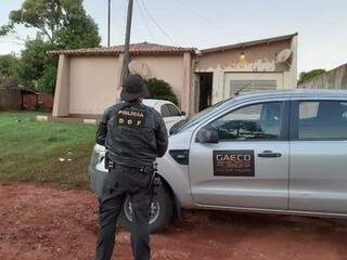 Policial do Gaeco em um dos locais onde foram cumpridos mandados na operação de hoje (Foto: Divulgação)