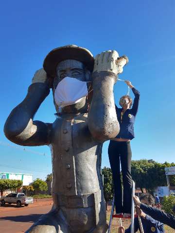 Em a&ccedil;&atilde;o contra o coronav&iacute;rus, monumento Ervateiro ganha m&aacute;scara de prote&ccedil;&atilde;o 