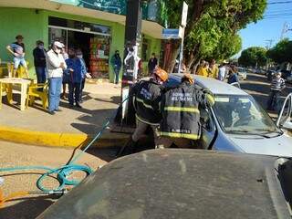 Bombeiros usam desencarcerador para resgatar passageira retida em veículo (Foto: João Eric/O Pantaneiro)