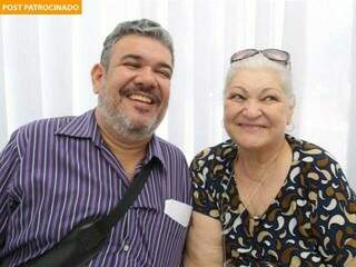 Erickon e a mãe em dia de sessão na Clínica Doutor Hérnia Campo Grande. (Foto: Marcos Maluf)