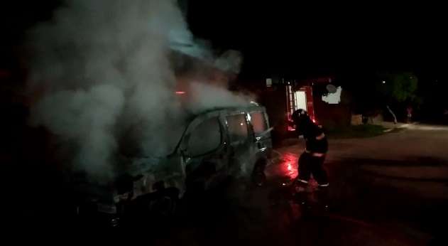 Ve&iacute;culo fica totalmente destru&iacute;do ap&oacute;s pegar fogo