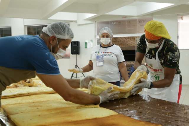 Pandemia muda at&eacute; bolo de Santo Ant&ocirc;nio, que agora ser&aacute; no pote em drive-thru  
