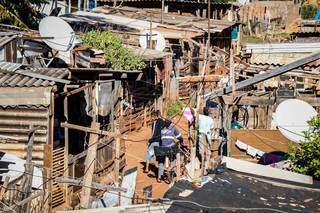 Na Favela do Mandela, barracos colados e ruas estreitas, a antítese do distanciamento sanitário (Foto: Henrique Kawaminami)