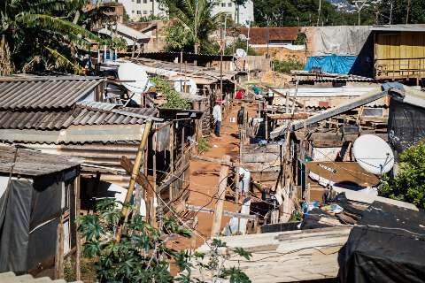 Na favela, "distanciamento zero" e frio comprometem luta contra a covid-19