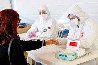 Mulher faz teste da covid-19 em barreira sanitária de Campo Grande.