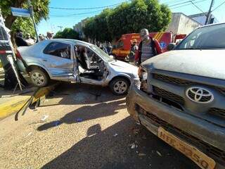 Porta de carro teve de ser cortada; acidente aconteceu em cruzamento e mulher ficou ferida (Foto: João Eric/O Pantaneiro)