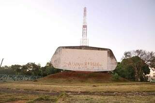 Autocine da UFMS está atualmente abandonado sem perspectiva de ser reativado (Foto: Paulo Francis)