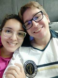 Letícia Ávila e o namorado João Pedro Godoy sorrindo para a selfie de casal. (Foto: Arquivo pessoal)