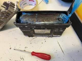 Droga estava embalada e escondida dentro de peças automotivas e uma caixa de som (Foto: Receita Federal/Divulgação)