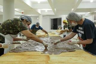 Esse ano, paroquianos não poderão ficar aglomerados durante a preparação do bolo (Foto: Arquivo/Campo Grande News)