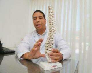 O fisioterapeuta Matheus Prado mostra como ocorre a disfunção no disco. (Foto: Marcos Maluf)