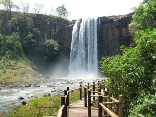 Os brasileiros vão preferir fazer turismo ao ar livre, como na cachoeira Salto Majestoso, em Costa Rica, no norte de Mato Grosso do Sul (Foto: Reprodução)