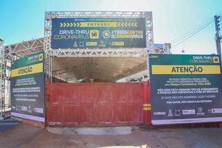 Drive-thrus adotam testes rápidos, mas paciente não vai saber resultado na hora Drive-thrus adotam testes rápidos, mas paciente não vai saber resultado na hora