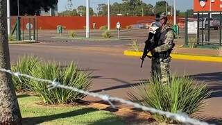 Militar paraguaio vigia fronteira entre Pedro Juan Caballero e Ponta Porã (Foto: ABC Color)
