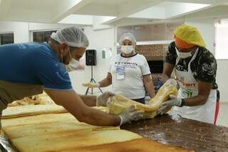 Voluntários durante preparação do bolo de Santo Antônio em 2019 (Foto: Arquivo/Campo Grande News)