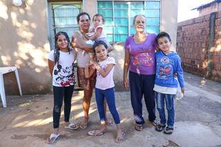 Dona Rosalina, de roxo, é aposentada e mora com a filha e mais seis netos; quatro deles aparecem na foto(Paulo Francis)