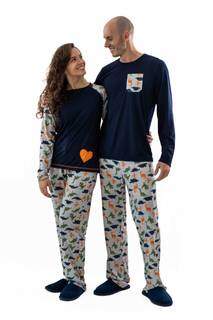 Conjunto pijama casal Dinossauro para dar um &#34;up&#34; nos dias em casa. (Foto: Mania Pijamas)