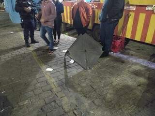 Mesa de plástico do trailer de lanches foi quebrada por um dos homens (Foto: Divulgação)