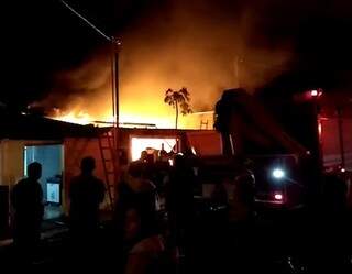 Casa foi destruída pelas chamas, que se alastraram rapidamente (Foto: reprodução/vídeo)