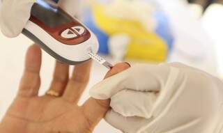 Com equipamento, sangue de paciente é coletado para teste (Foto: Marcelo Camargo/Agência Brasil)